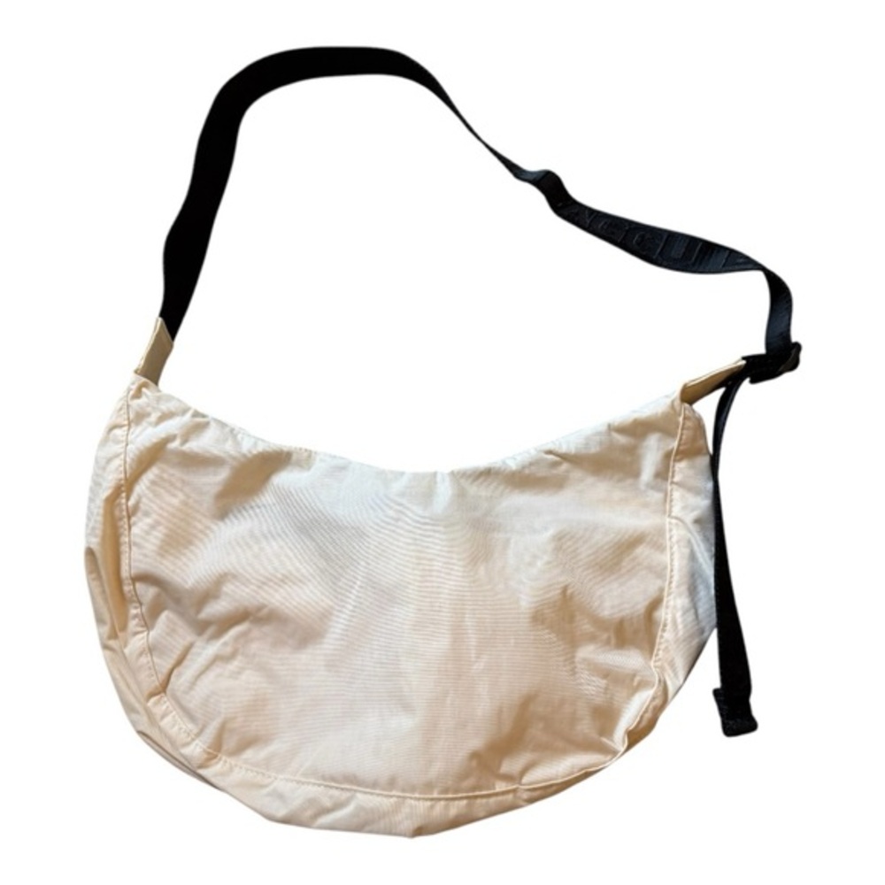 NWT Baggu Ivory and Black Medium Crescent Shoulder Bag